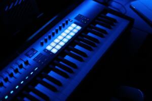 what is a midi keyboard