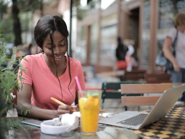 Feedbackmagazine music and studying together